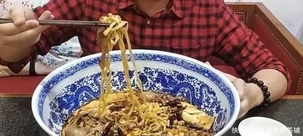 夫妻|夫妻街边卖“天价面”,108元免费续面,每碗放牛肉牛杂各1勺