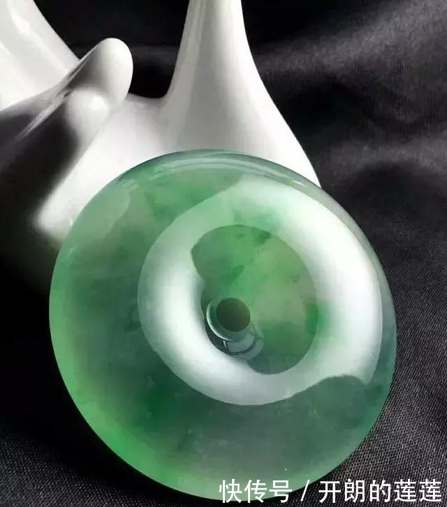 老大爷|老大爷嫌自己佩戴的翡翠水头不太好，用水一泡后，一看吓了一跳！