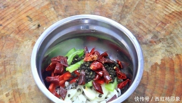  切成|大厨教你茄子新吃法，特别好吃下饭快，食材简单、一顿两根不够吃