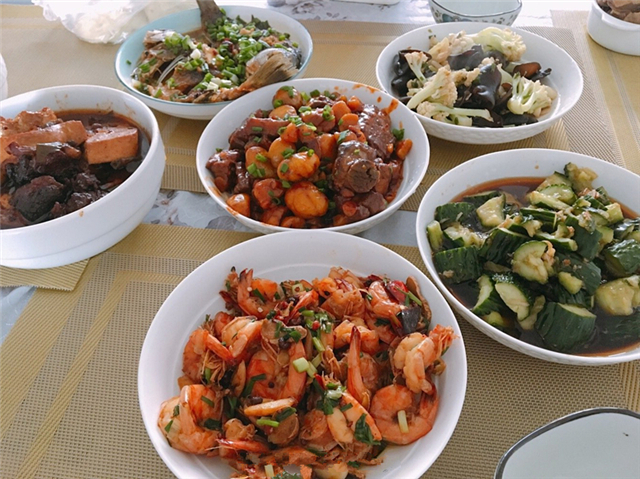 板栗|老公亲自下厨,我在边上打副手做一桌菜,闺蜜却越吃越郁闷