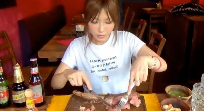 牛排|大胃王吃5块“战斧牛排”,店老板揭穿了她,网友我也能吃完