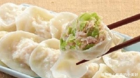 吃饺子|煮饺子时,最“忌”水开就下锅,多做这一步,饺子不粘锅不破皮