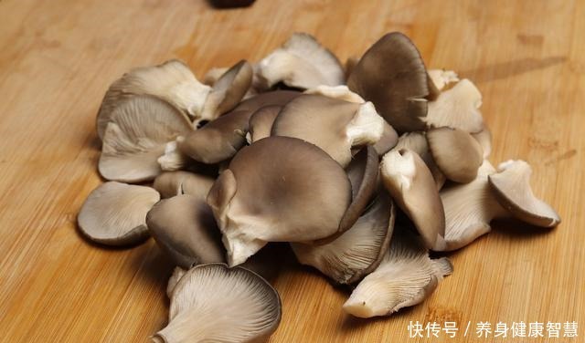  到底|炸蘑菇时，到底用不用焯水教你正确做法，保证蘑菇又香又酥脆