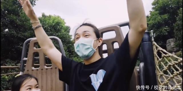 时光|戚薇李承铉携女儿游乐园度亲子时光，Lucky露正脸可爱十足