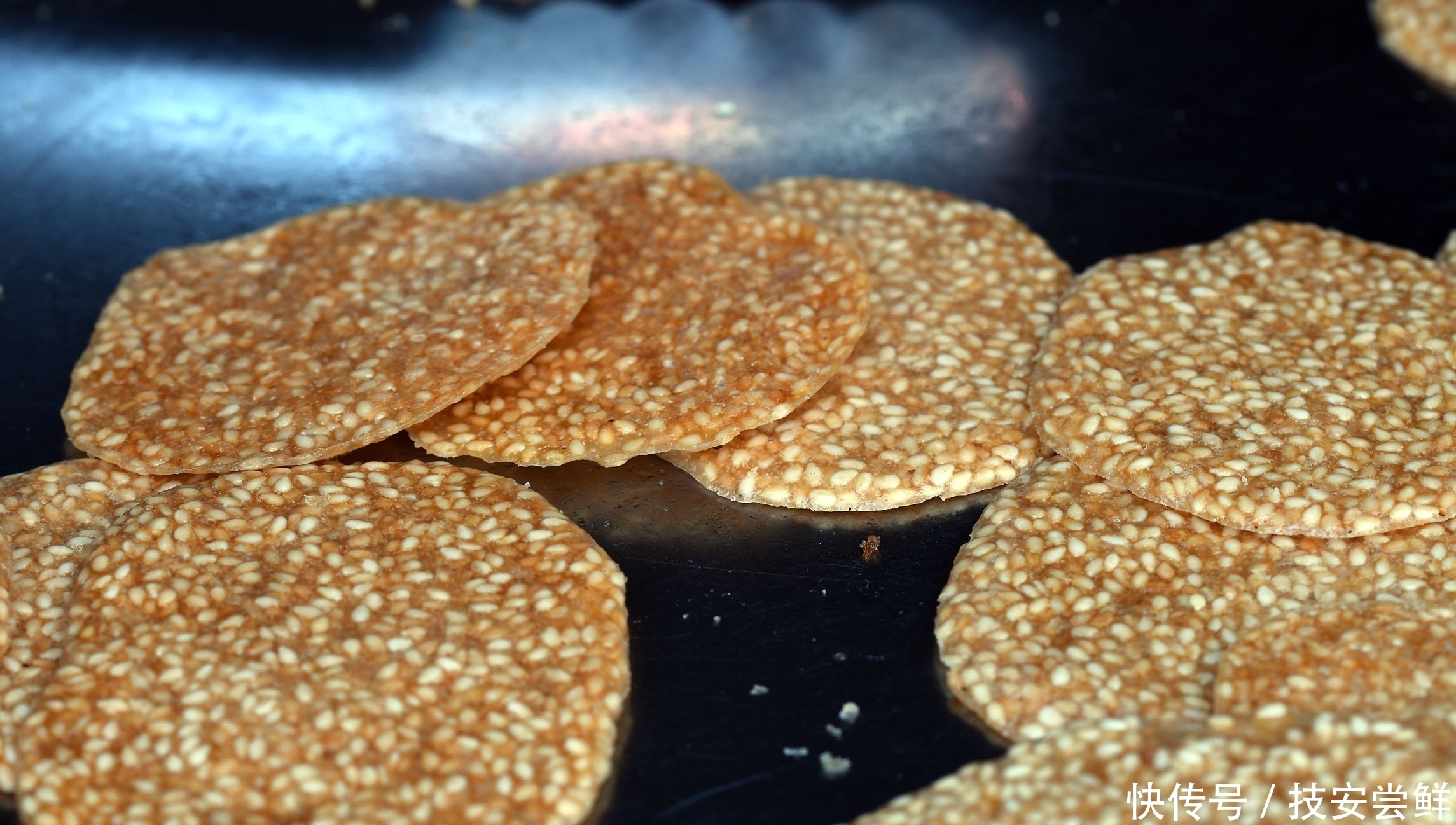 香甜|芝麻饼这样做,香甜酥脆,学会这一招,孩子点名要吃它