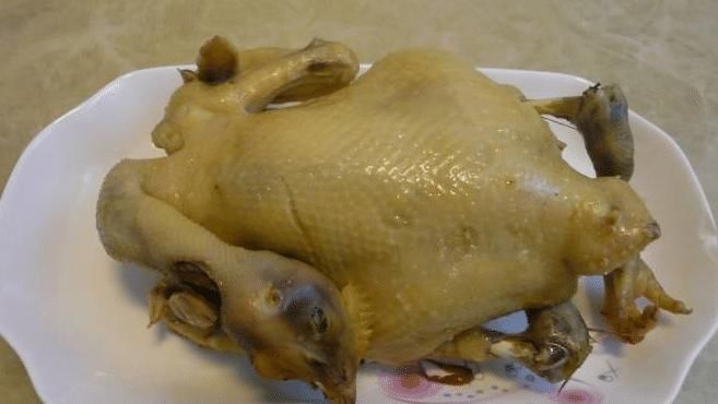 大厨|怎么做正宗白切鸡只会水煮就错了,大厨这么做,鸡肉皮脆肉滑