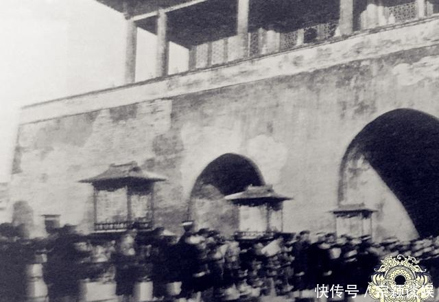 再现|老照片再现末代皇帝溥仪的大婚场景：军警现场护卫，轿子略显寒酸