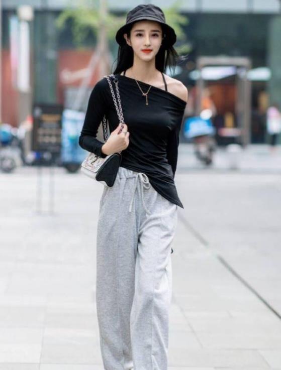 皮肤|街拍:皮肤白皙的小姐姐,身穿束腰碎花连衣裙,甜美可爱