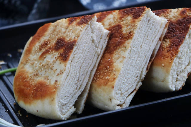 面食|夏天就馋这面食,一周要吃2回,外脆里软层次多,早餐上桌就光盘