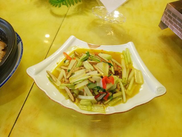 出手|孩子高考581分,父母大摆10桌宴席,邻居就这分也拿得出手