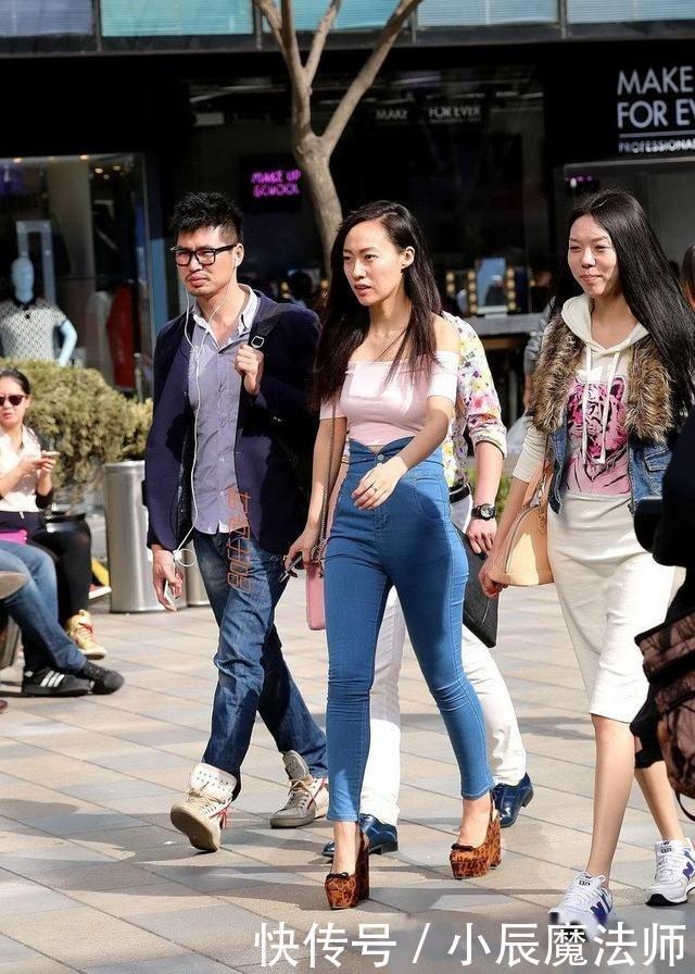 尽显|美女穿搭:休闲又不失时尚潮流,牛仔裤尽显优雅淑女范