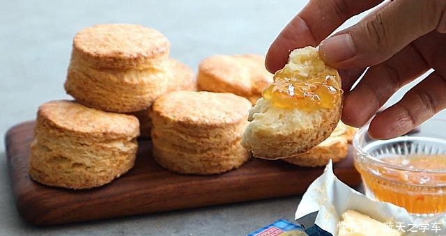 酥饼|外皮酥脆,里边软嫩的烤酥饼,抹上黄油和果酱更好吃
