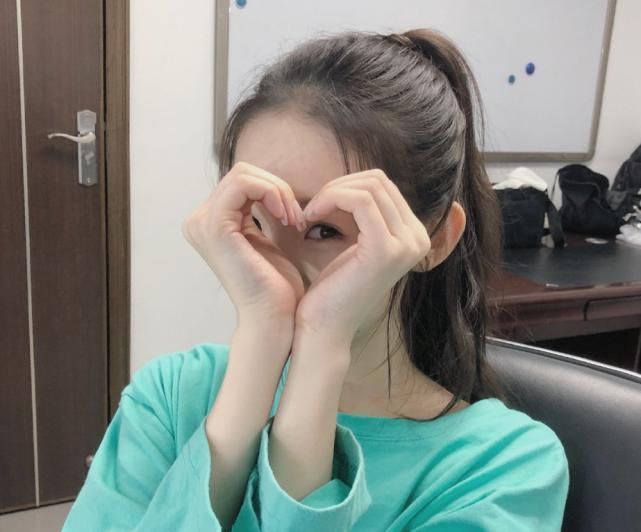 脱妆|张艺凡荣誉巧克力被偷,当众哭到脱妆,后期P图师这怎么下手