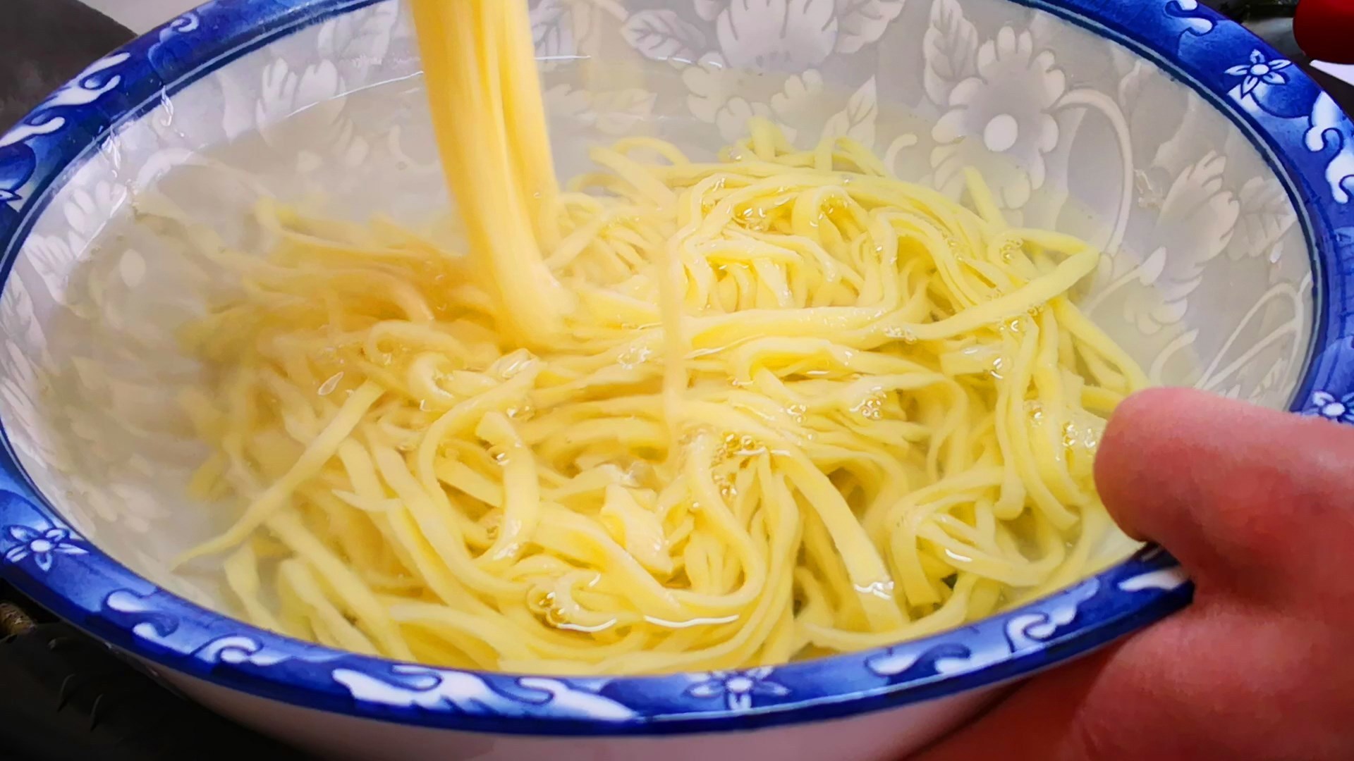  面粉|做手擀面，到底要不要加碱和盐以前没注意，难怪面条不香不好吃