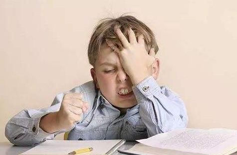 司机|公交上6岁男童逼一孕妇让座,司机听到男孩的理由后停车你下车