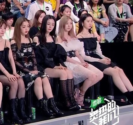 芭蕾舞者|硬糖少女坐姿nene坐着犯困,赵粤不敢动,张艺凡不愧是芭蕾舞者