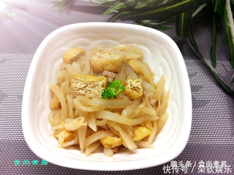  靠边站|天凉了，大鱼大肉靠边站，此款平民快手菜，鲜甜好吃又开胃