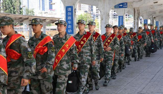 大学生|在校大学生当兵和大学毕业当兵，转士官哪个更容易？