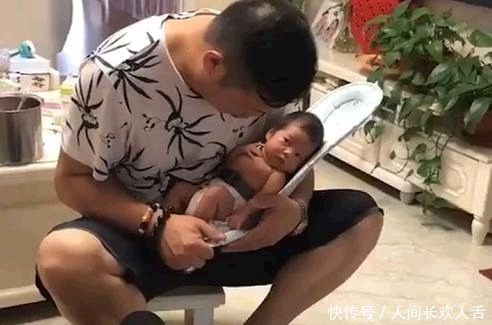  糟老头子|姥爷抱娃反被娃“嫌弃”火了，萌娃内心：这个糟老头子坏得很