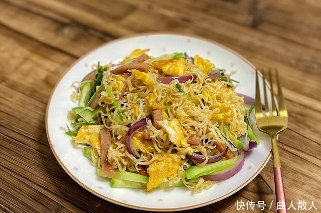 无聊|在家宅着无聊,炒个方便面解决一日三餐,美味营养,比做凉皮省事