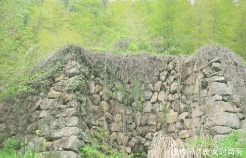  惊叫|两名道士路经此地惊叫, 葬于此后人定出天子, 一老人偷听后葬于此