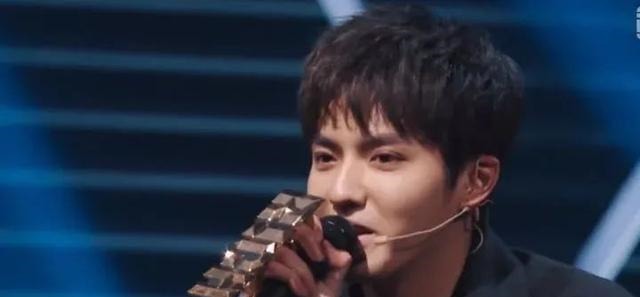 返场|网友曝吴亦凡综艺罕见发怒!现场罢演40分钟,返场后这段话真real