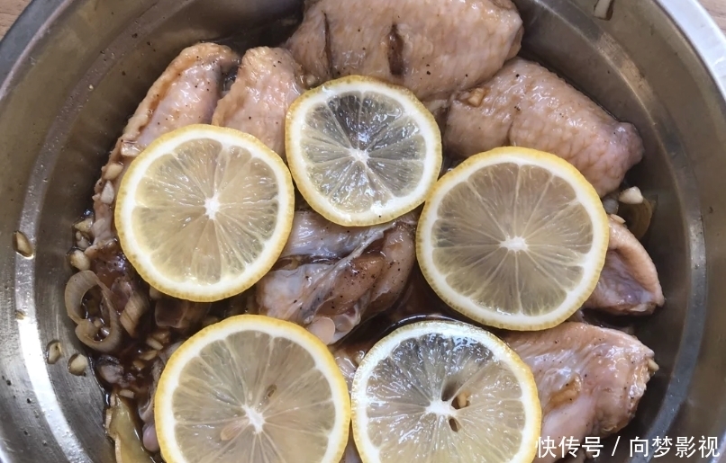 接下来|烤翅新做法!制作一款柠檬烤鸡翅,外酥里嫩真入味!