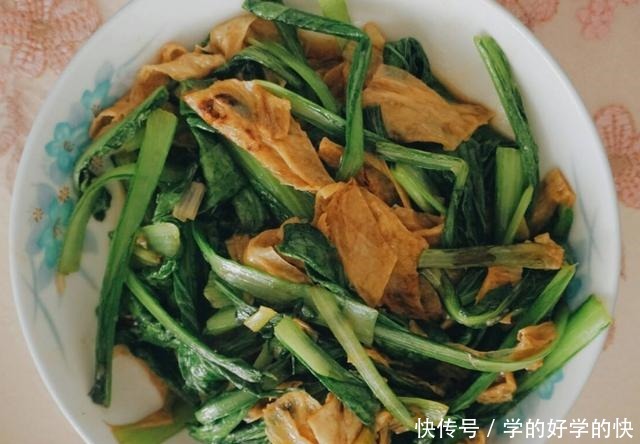 加上一些|炒青菜放热水还是放冷水都错了!加上它一起炒,叶子又嫩又绿