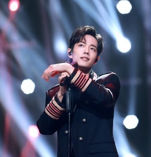  东方|《东方卫视》宣传片三次提及肖战，来看舞台上的百变肖战