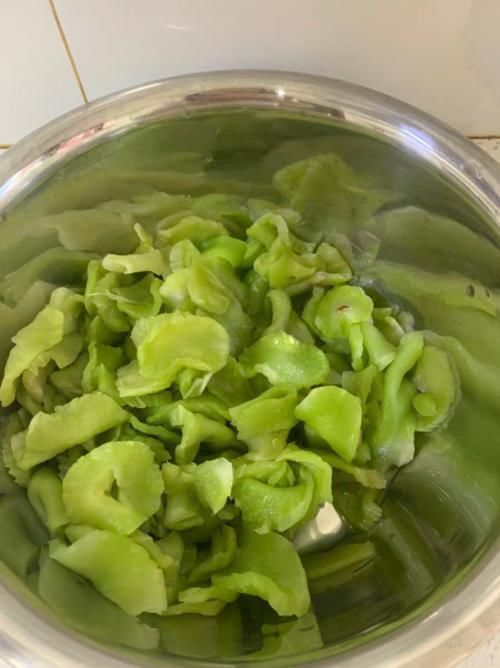  隔天|这菜一晒就是30斤，炒肉吃特香，隔天吃一盘，清爽可口，常吃脾胃好