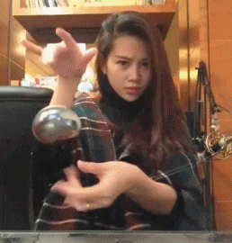 大妈|搞笑GIF:这打卡机太心机了!美女秒过,大妈打几百次却失败了