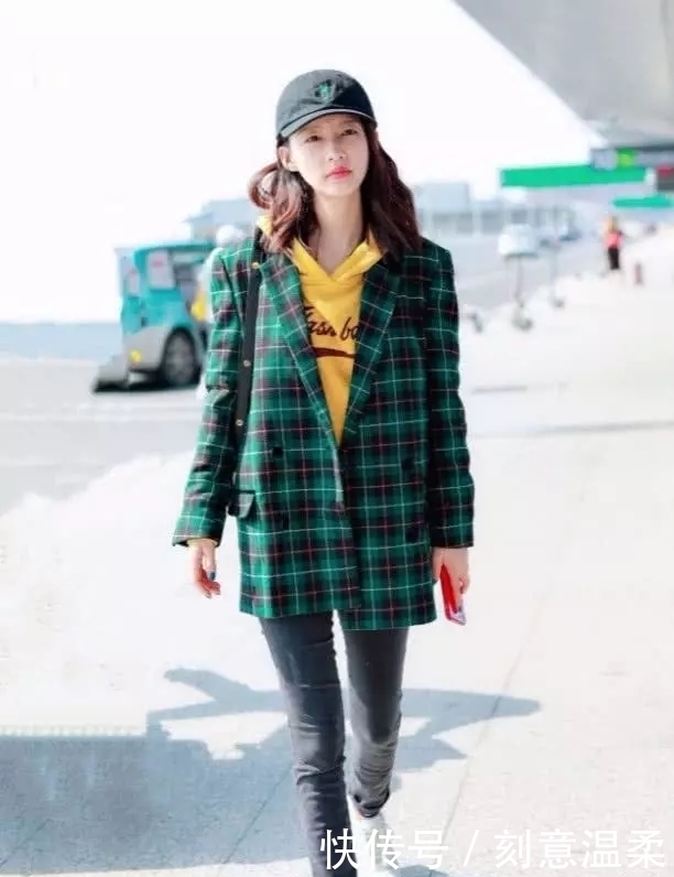 清新|被李沁甜到了！粉色卫衣配短裙清新又甜美，28岁美成了18岁少女