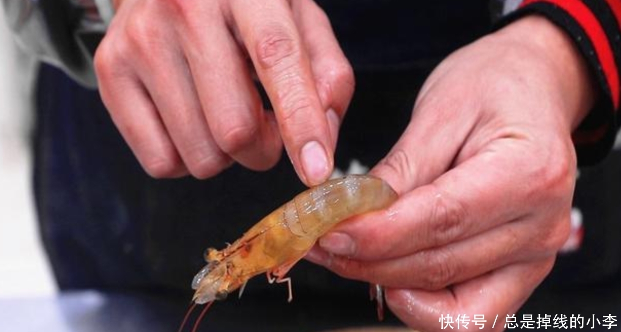 老法子|去虾线,别再用牙签这个老法子了!教你一招,分分钟剥完两斤虾!