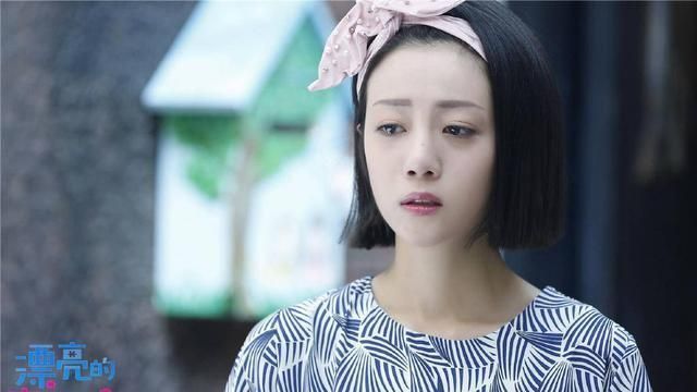 杨幂|与杨幂解约后空窗2年,和昔日同事同台PK,她被指成“背景板”