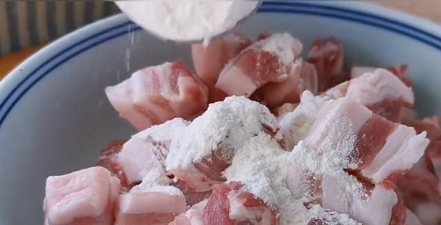  加油|我家五花肉从不红烧，加一块豆腐，不加油不加水，上桌瞬间被扫光