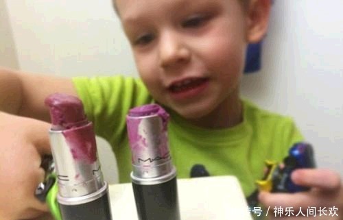 无动于衷|熊孩子用购物车撞男子,宝妈却在一旁无动于衷,看男子的做法太爽