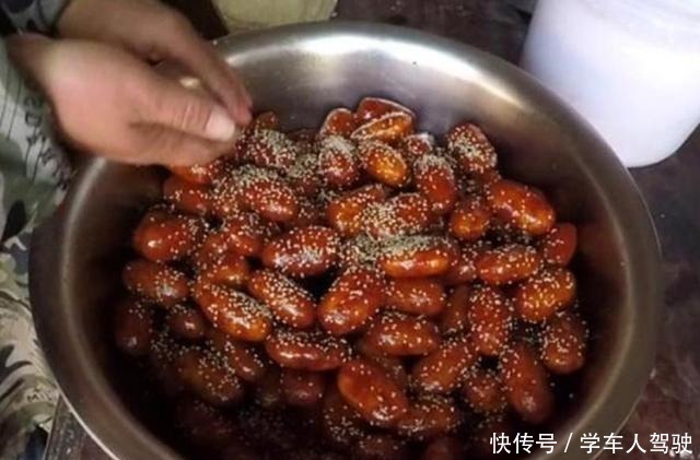 没出|小夫妻街边卖它,一元一个,还没出锅已卖光,邻摊越看越眼红