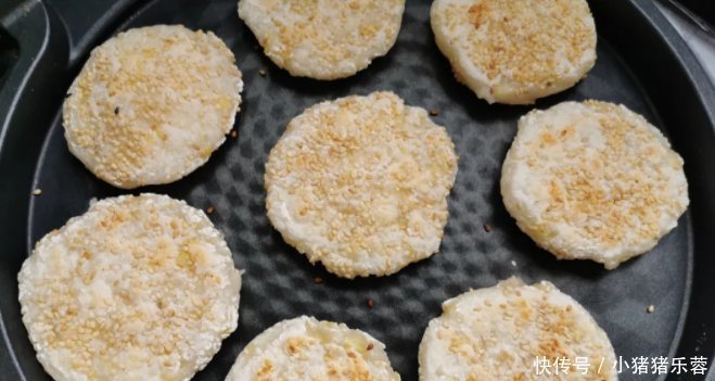  酥脆|糯米粉最好吃的做法,开水一烫一搅,香甜酥脆,出锅孩子吃美了