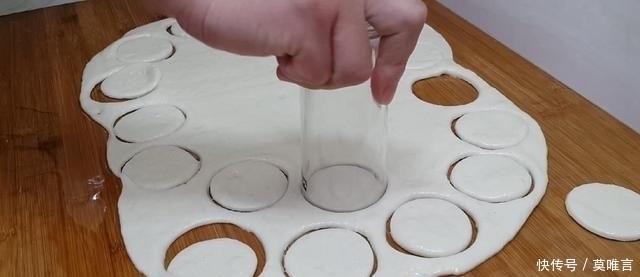 简单|我家面粉从不蒸包子,这样做比油条馒头都简单,一次做九个不够吃