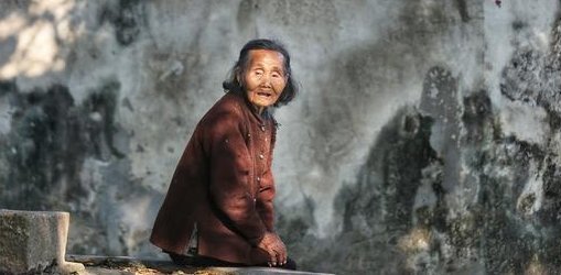 有钱|有钱和没钱的老人，晚年生活有啥不同3个80岁老人说出实话
