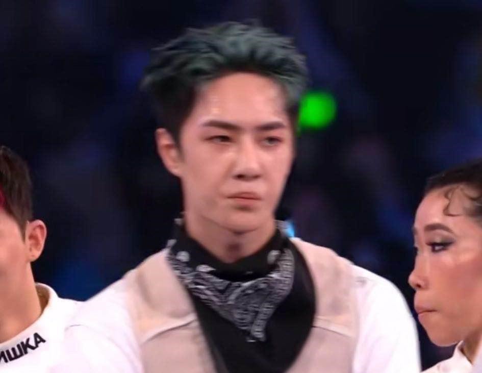 真实|王一博《街舞》总决赛和布布跳舞!直播未开滤镜,真实皮肤意外被拍