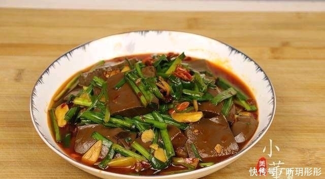 韭菜炒鸭血|一把韭菜和一块鸭血。如果再加上这一步,鸭血就不会散了