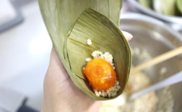 传统节|咸蛋黄粽子,吃一个就大呼过瘾,小吃变主食,粽子可以靠边站了