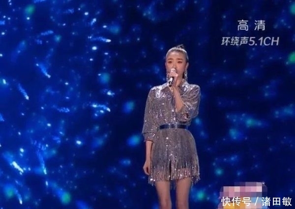 二人|张月张萌合体唱歌,镜头扫过二人脸蛋,确定张萌才是“姐姐”?