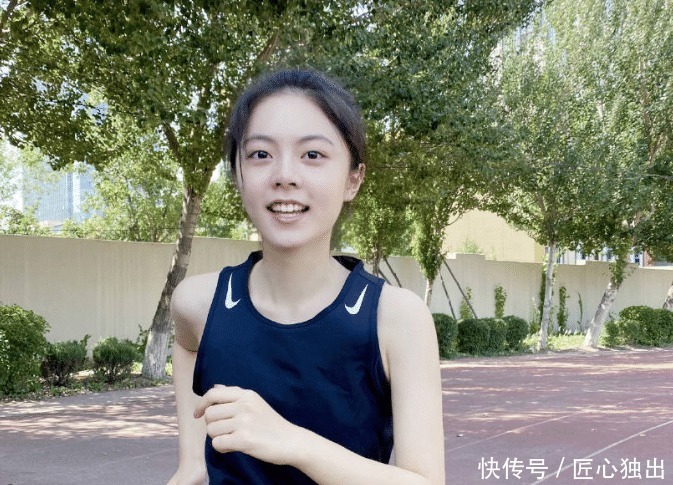 到底|17岁赵今麦到底美在哪儿?当她跟中戏女同学合影时,瞬间就明白