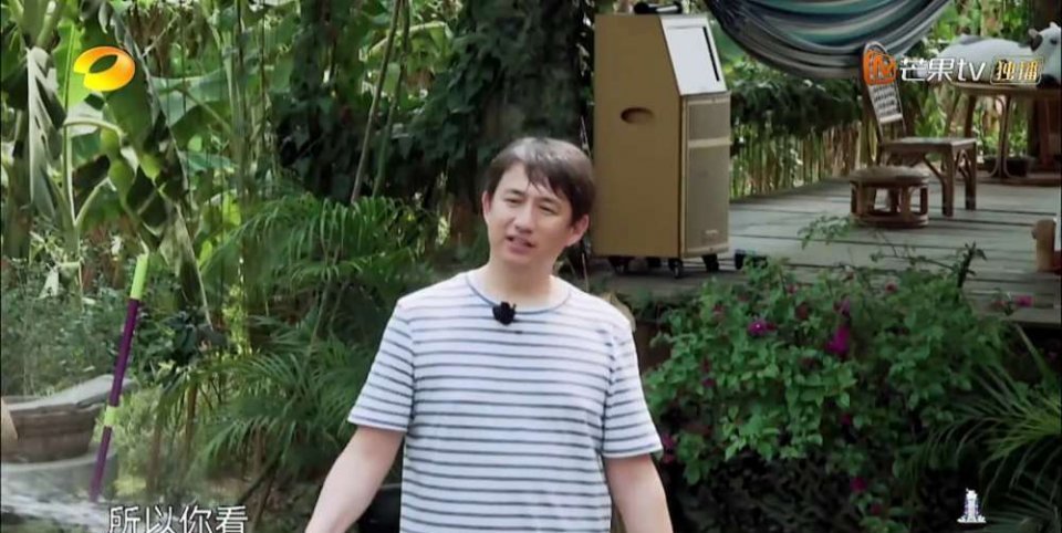 黄磊老师|黄磊浇水给院子降温,有谁看清他手中的举动?素质不是装出来的!