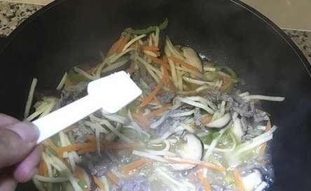 小吃|90后夫妻在英国卖“国产小吃”,每天排长队,老外:晚了吃不到