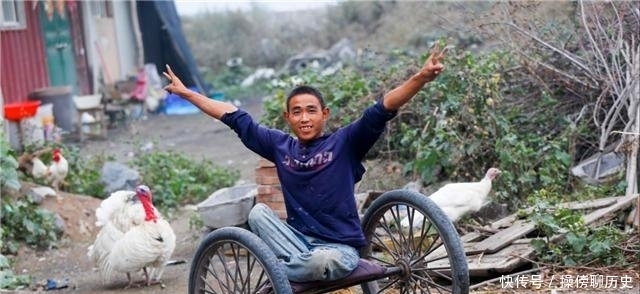 行走|无腿硬汉50元买来“双腿”，行走20年撑起整个家，买车娶妻绝不是空谈