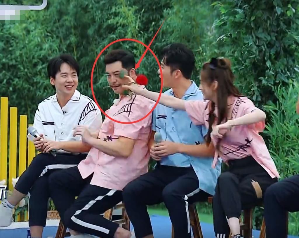 略过|蔡徐坤略过baby,把玫瑰花给沙溢以为没事,谁知baby手部举动真实了