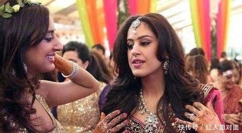 令人|印度富人区为什么总会有贫民姑娘晃悠?目的只有一个,令人心酸!